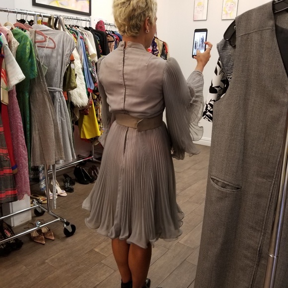 Vinrage pleated grey dress will fit a size 4 to 8 - Picture 6 of 7